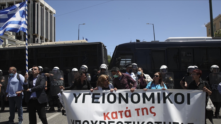 Greek health workers stop work for hours in protest against privatization bill