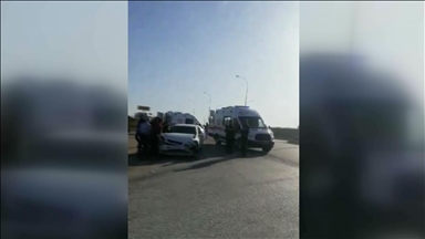 Afyonkarahisar'da servis minibüsü ile otomobilin çarpıştığı kazada 17 kişi yaralandı