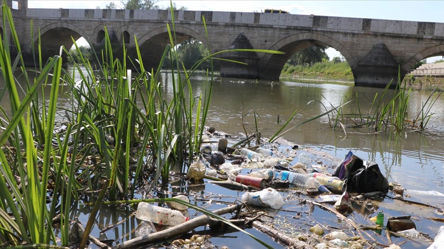 Debisi düşen Tunca'da, nehre atılan çöpler görünür hale geldi