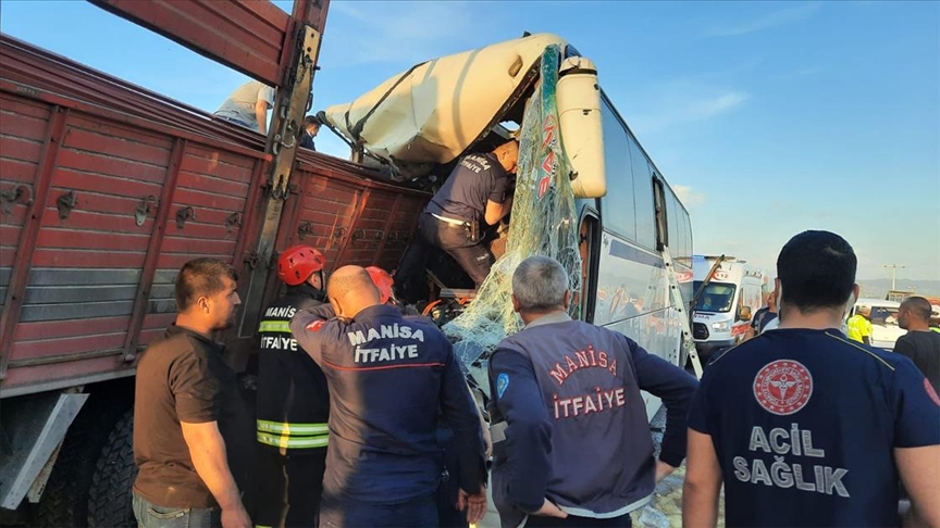 Manisa'da işçi otobüsüyle kamyonun çarpışması sonucu 1 kişi öldü, 29 kişi yaralandı