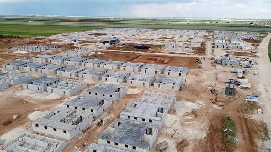 На севере Сирии продолжается строительство брикетных домов