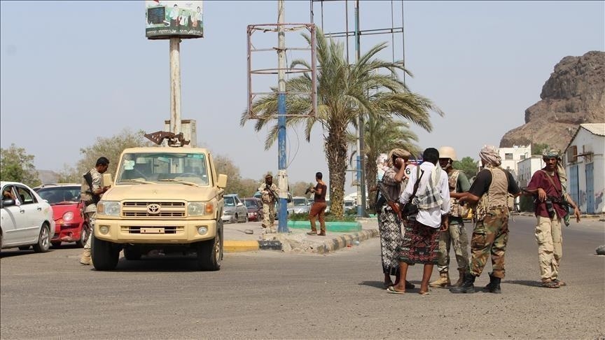 اليمن.. مئات الأكاديميين يحتجون أمام القصر الرئاسي بعدن