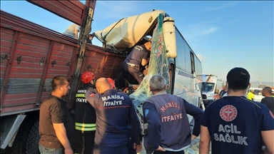 Manisa'da işçi otobüsüyle kamyonun çarpışması sonucu 1 kişi öldü, 29 kişi yaralandı