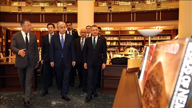 Kazakistan Cumhurbaşkanı Tokayev Millet Kütüphanesi'ni ziyaret etti