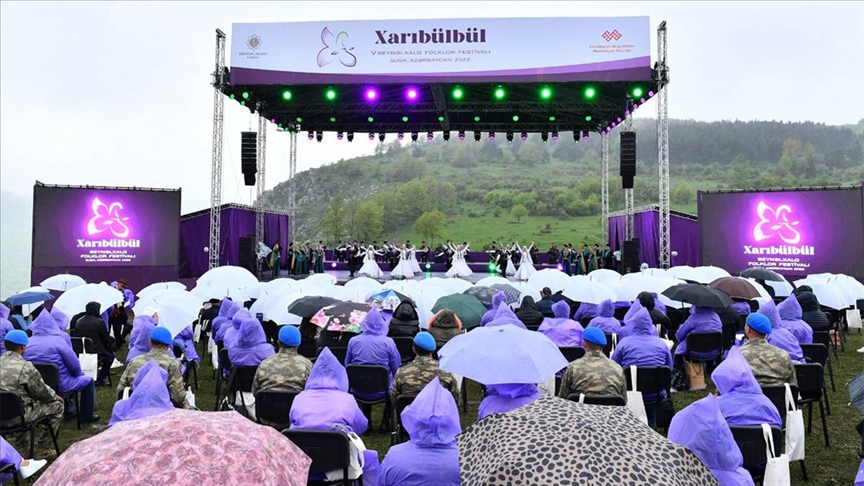 Karabağ'ın sembol şehri Şuşa'da "Harıbülbül" folklor festivali yapıldı