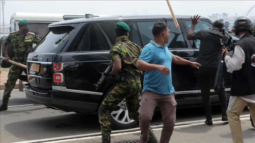 Экс-премьеру Шри-Ланки запретили покидать страну