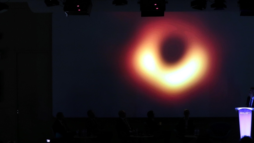 Científicos revelan la primera imagen de agujero negro en la Vía Láctea 
