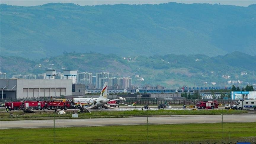 СМИ: В аэропорту в Китае загорелся самолет с пассажирами