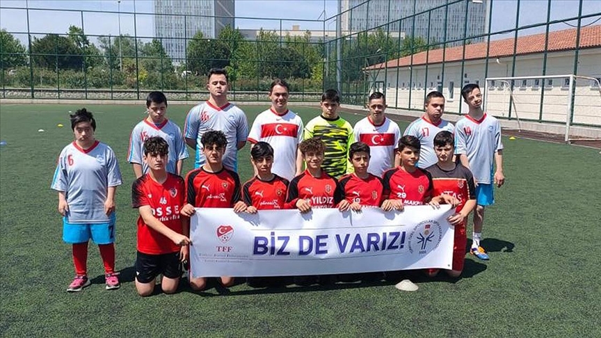 Bursa'da down sendromlu sporcular futbol maçına çıktı