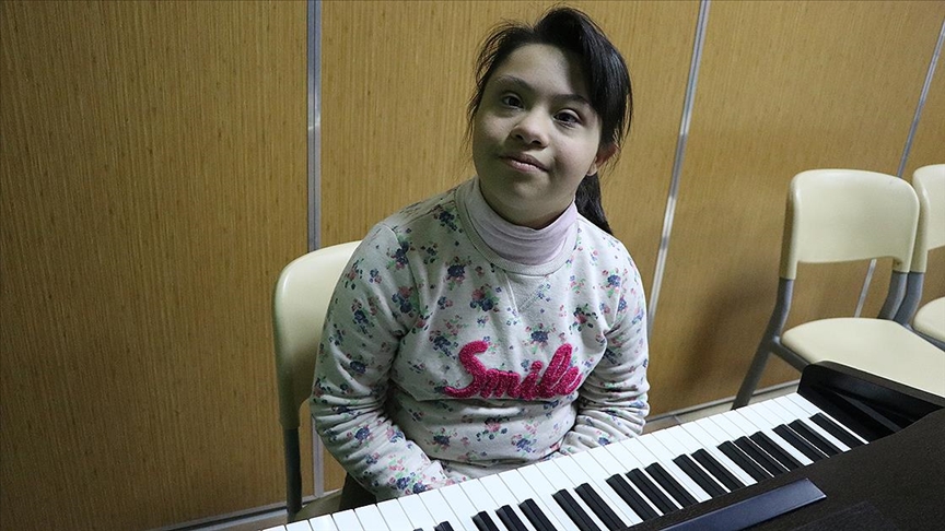 Diyarbakırlı down sendromlu Elif piyano çalıp koroda şarkı söylüyor