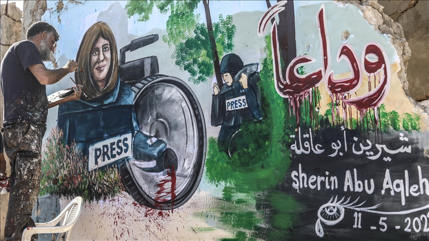 إدلب.. فنان سوري يودع الصحفية "أبو عاقلة" بالجرافيتي