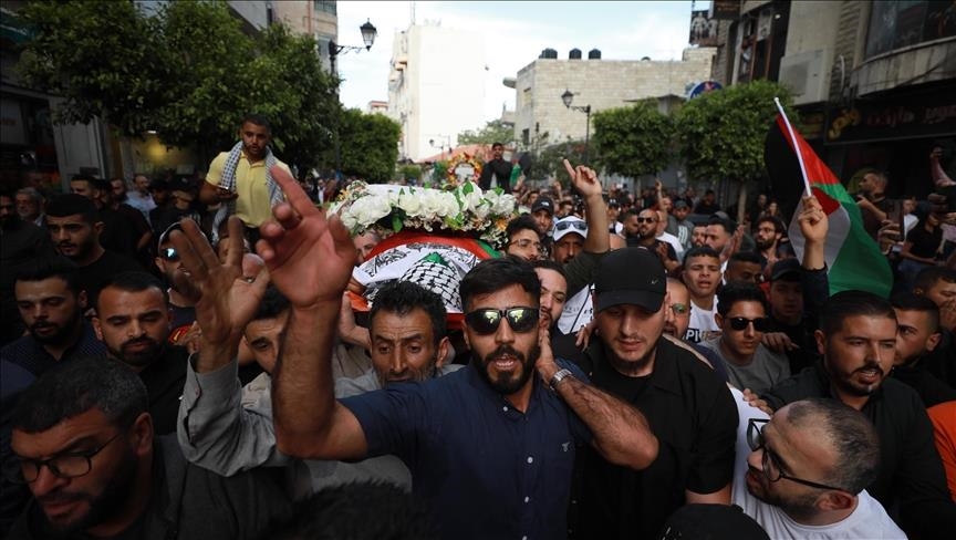 Le cortège funèbre de Shireen Abu Akleh traverse Ramallah
