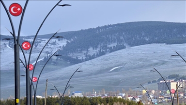 Kars'ta mayıs ayında yağan kar tarım alanlarını beyaza bürüdü 