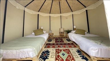 Kıl çadırlardan kurulan 'Tuz Gölü Obası' alternatif tatil imkanı sunuyor