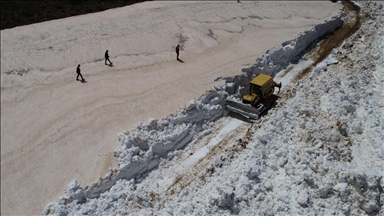 Bingöl'de mayıs ayında karla mücadele sürüyor