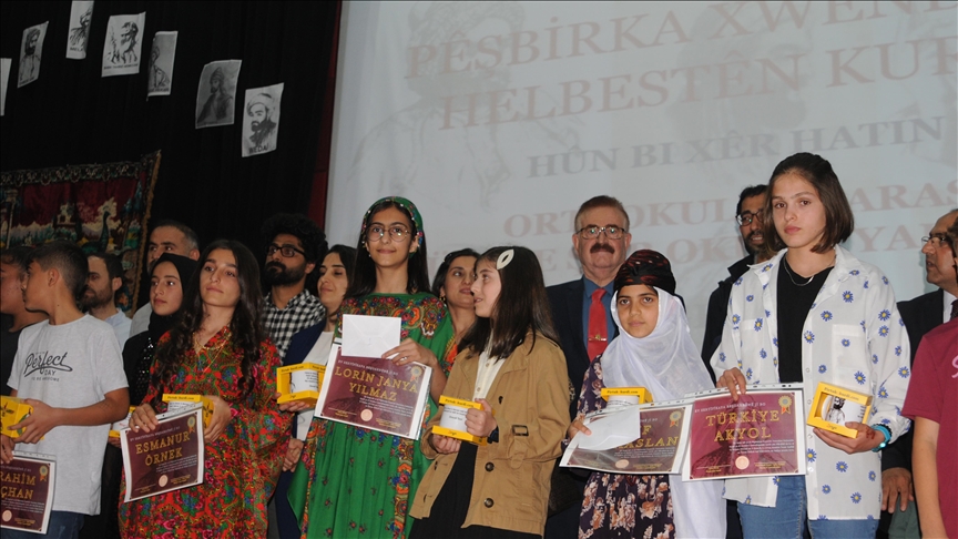 Li Mêrdînê di nav dibistanan da "Pêşbaziya Xwendina Helbestên Kurdî" hat organîzekirin
