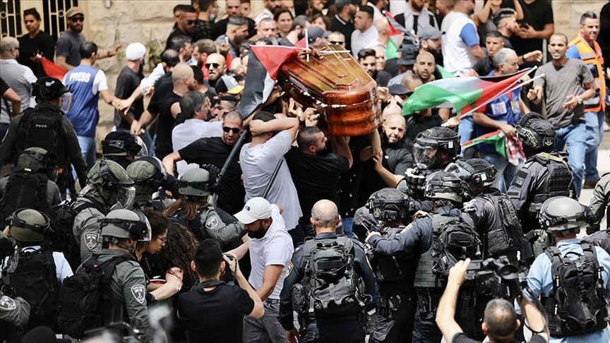 İsrail polisi, öldürülen Al Jazeera muhabiri Ebu Akile'nin cenazesine müdahale etti