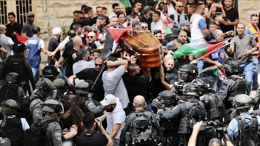 Video de la Policía israelí atacando la procesión fúnebre de la periodista Shireen Abu Akleh en Jerusalén Este