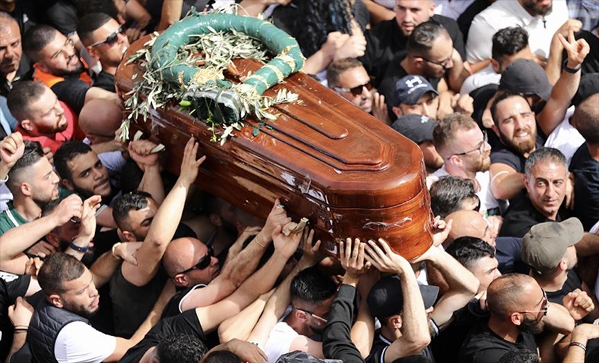  Palestinos sepultan a Shireen Abu Akleh en Jerusalén Este, en medio de las agresiones de las fuerzas israelíes