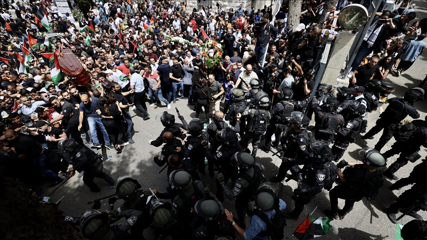 La police israélienne attaque le cortège funèbre de Shireen Abu Akleh