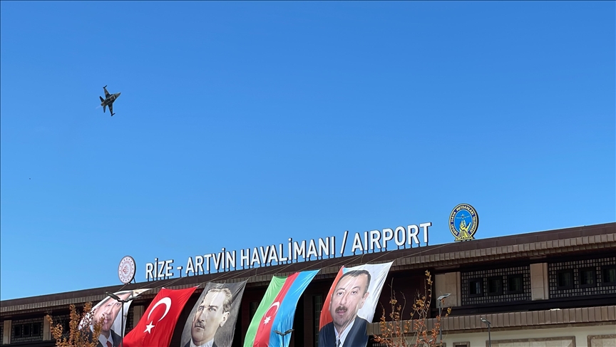 Эрдоган и Алиев прибыли в аэропорт Ризе-Артвин на северо-востоке Турции