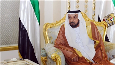 صلاة الجنازة على رئيس الإمارات وجثمانه يوارى الثرى في أبو ظبي