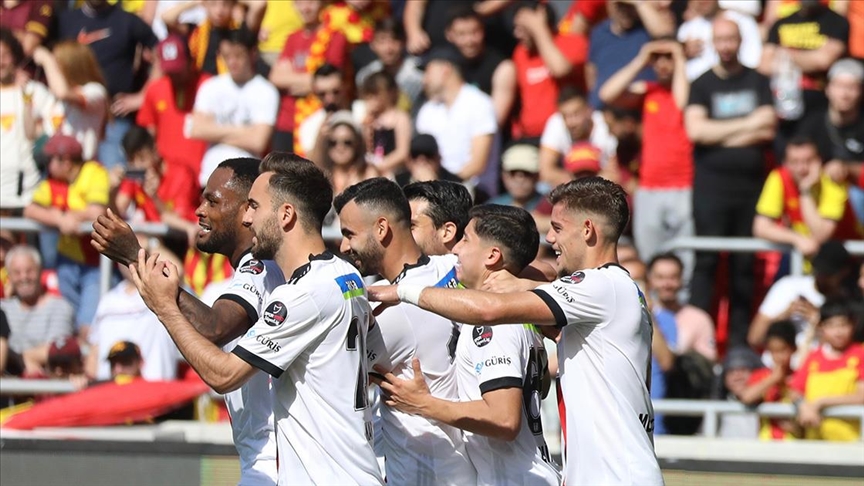 Beşiktaş, 9 kişi kaldığı maçta Göztepe'yi deplasmanda yendi