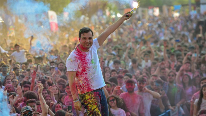 Uşak'taki GençKuşak Fest boya partisiyle renklendi