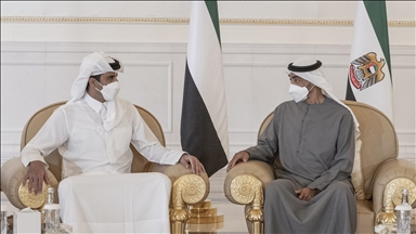 أبوظبي.. أمير قطر يعزي "بن زايد" في وفاة الشيخ خليفة