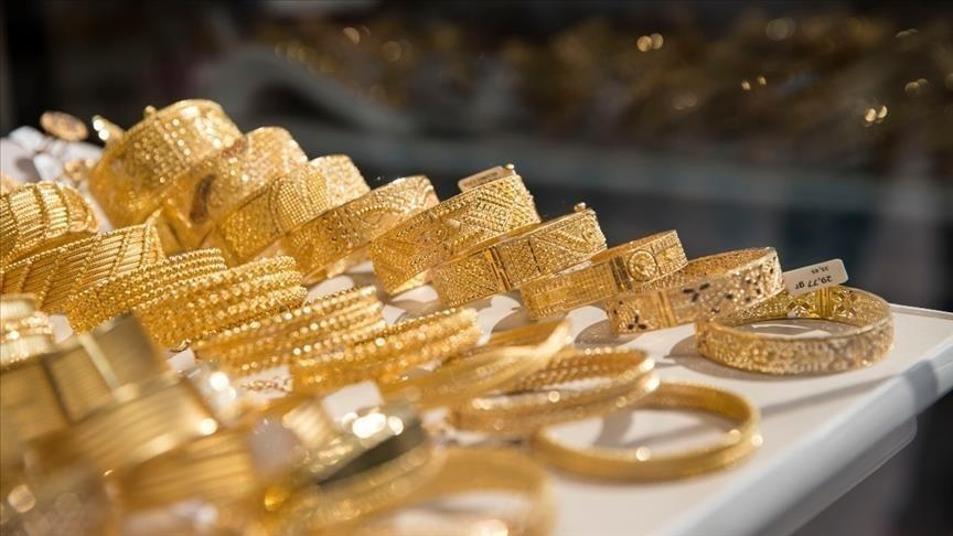 أسعار الذهب تفتح على تراجع وسط قوة الدولار