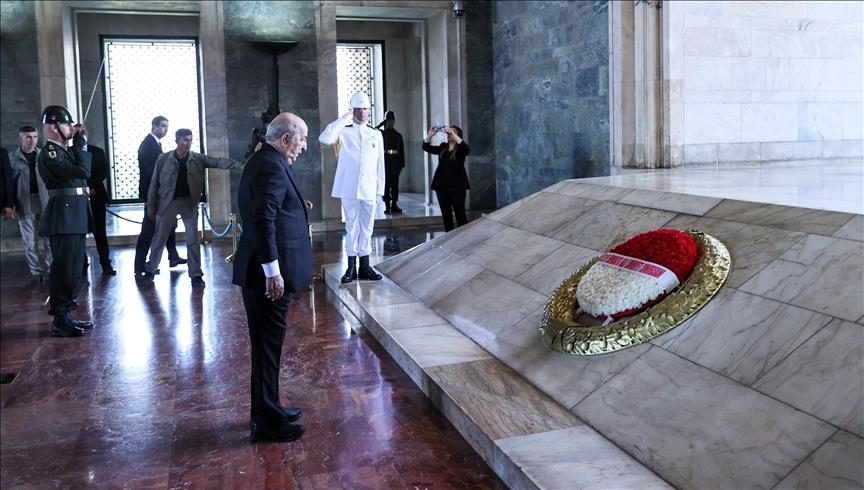 Le président algérien visite le Mausolée d'Ataturk, fondateur de la République de Turquie