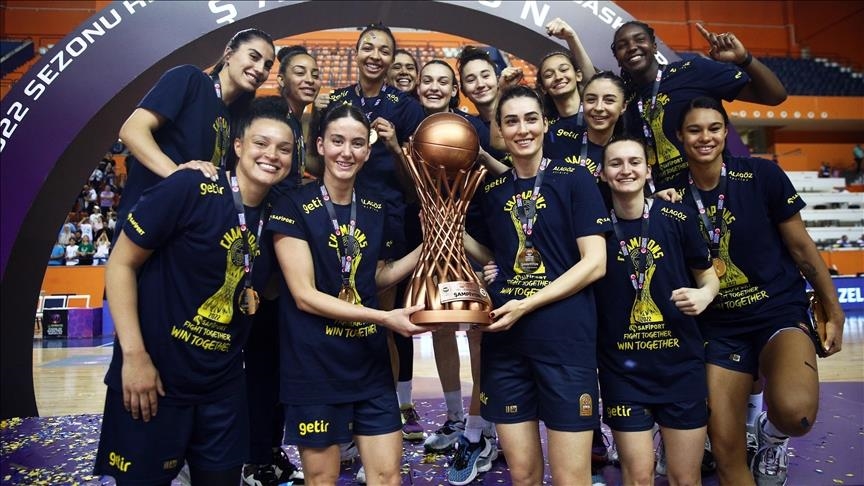Ekipi i basketbollit për femra i Fenerbahçes, fitues i kampionatit turk 2022