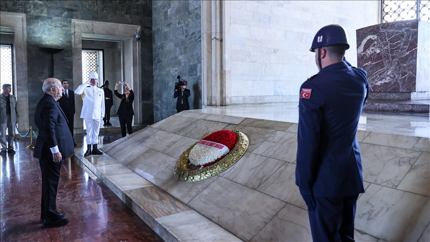 Cezayir Cumhurbaşkanı Tebbun, Anıtkabir'i ziyaret etti