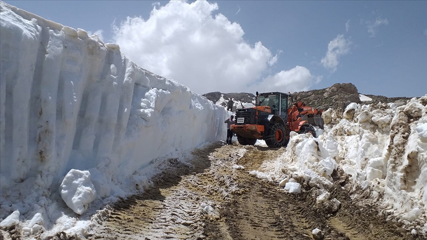 Antalya'nın yüksek kesimlerinde karla kapanan yayla yolları açılıyor 