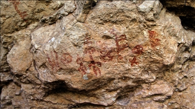 Mersin'de mağara duvarında bulunan insan ve hayvan figürleri inceleniyor