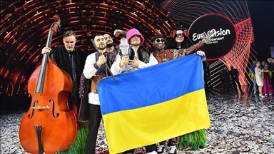 Победниците на Евровизија ќе го продадат трофејот за да соберат пари за Украина