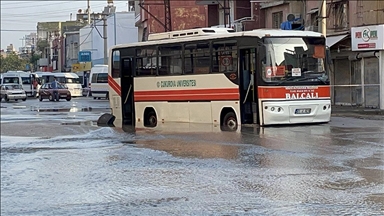 Adana'da su borusunun patlamasıyla oluşan çukura midibüs ve motosiklet düştü