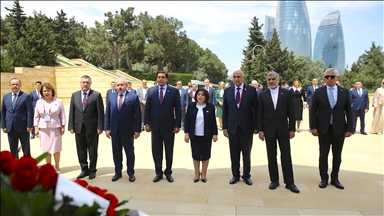 رئيس البرلمان التركي يزور مقبرة الشهداء في باكو