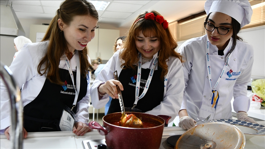 Türk ve yabancı öğrenciler birbirlerine mutfak kültürlerini öğretiyor