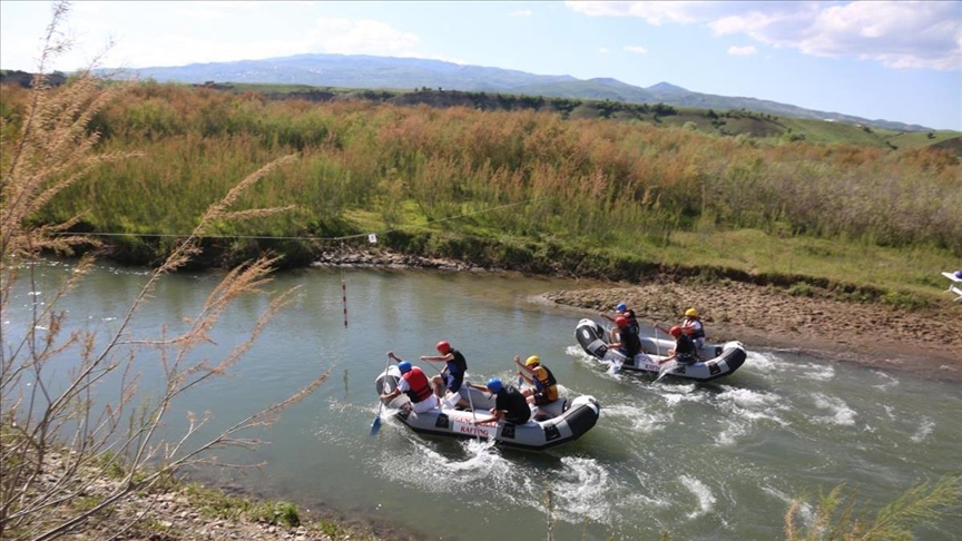 Bingöl'de Murat Nehri'nde rafting yarışması yapıldı