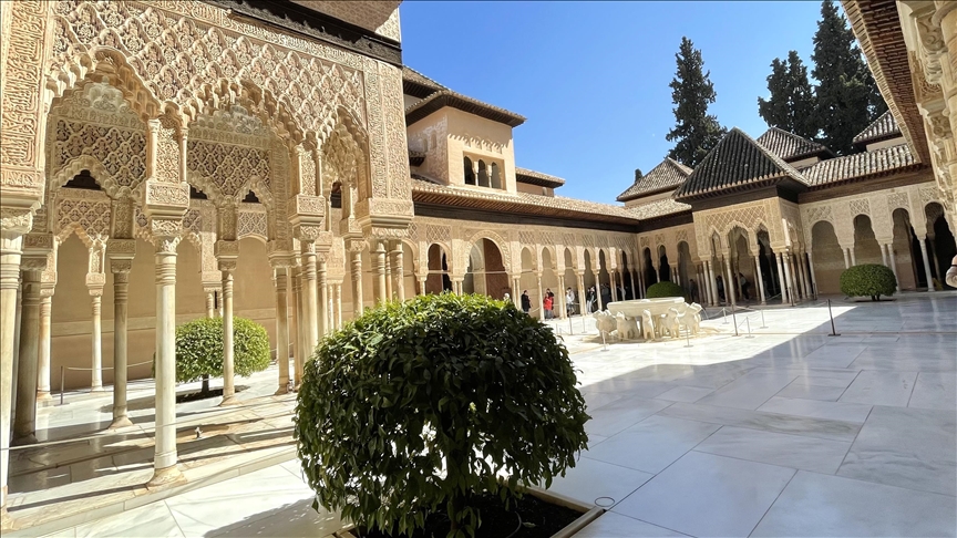 قصر الحمراء... رمز العمارة الإسلامية في الأندلس (تقرير)