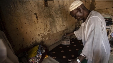 Soudan : la pénurie d'électricité redonne de l'éclat au fer à repasser à charbon (Reportage)