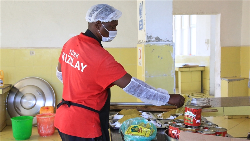 Türk Kızılaydan Somali'deki kuraklıktan etkilenen 2 bin 200 aileye gıda yardımı 