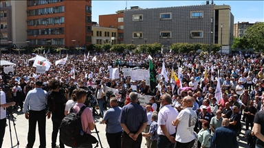 Kosovë, mijëra punonjës të sektorit publik protestojnë për miratimin e Ligjit të Pagave