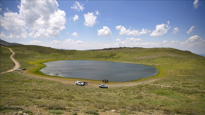 Hazarbaba Dağı'nın zirvesindeki Bervi Gölü doğasıyla gezi ve dinlenme imkanı sunuyor
