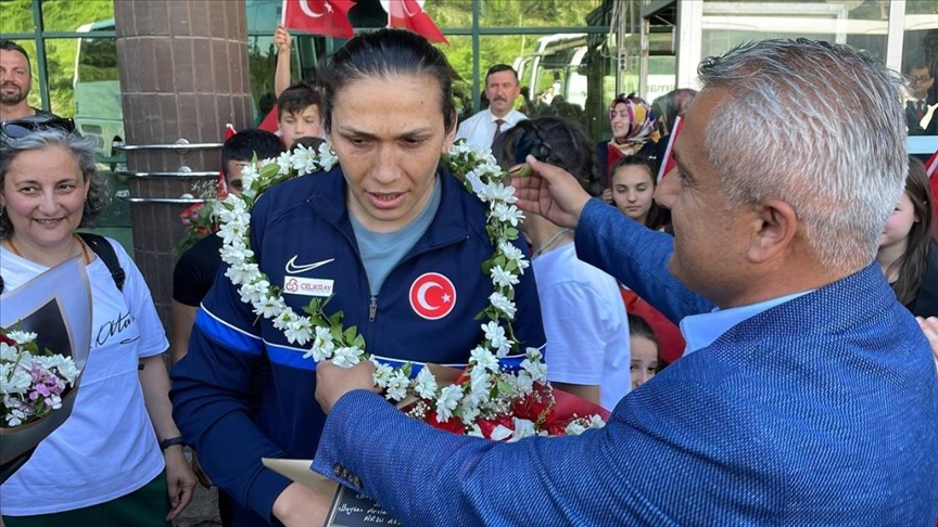 Dünya üçüncüsü milli boksör Elif Güneri, Karabük'te çiçeklerle karşılandı