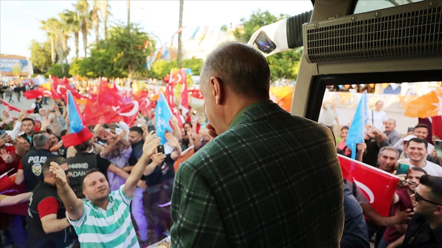 Cumhurbaşkanı Erdoğan'a gençlik şölenine katılacağı Adana'da coşkulu karşılama