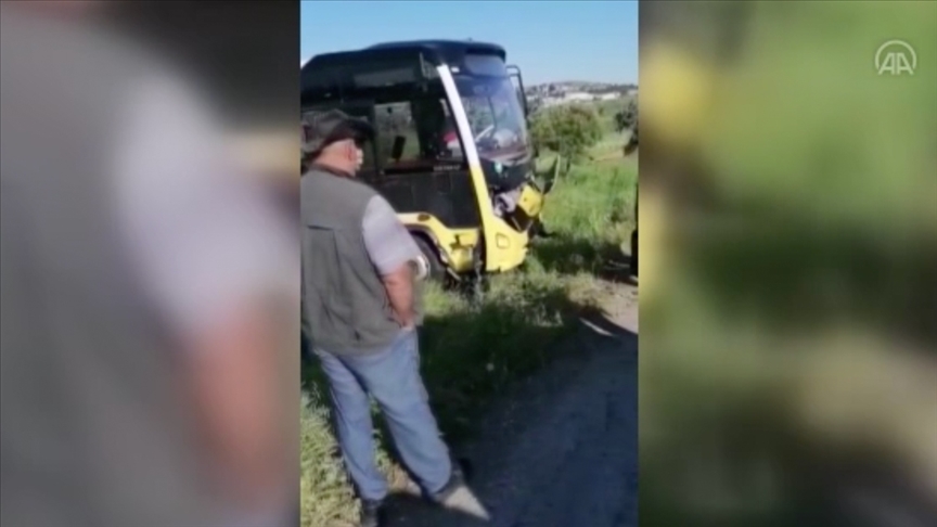 Büyükçekmece'de otomobile çarpan İETT otobüsü yoldan çıktı