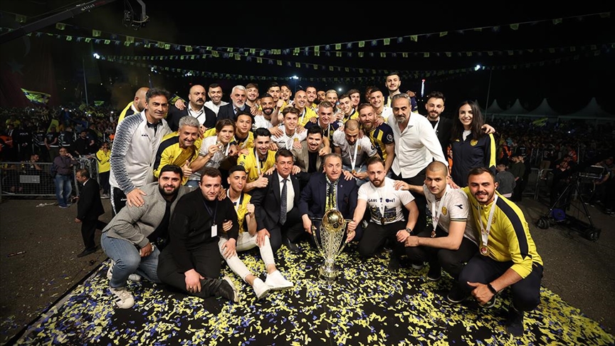 Süper Lig'e yükselen MKE Ankaragücü, şampiyonluk kupasını aldı