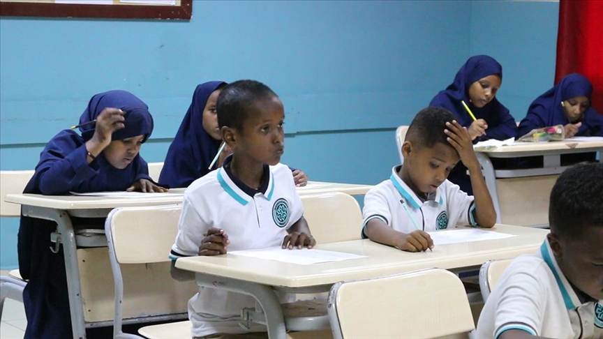Teneke evlerde doğanların dünyaya açılan umut kapısı: Somali Maarif Okulları 